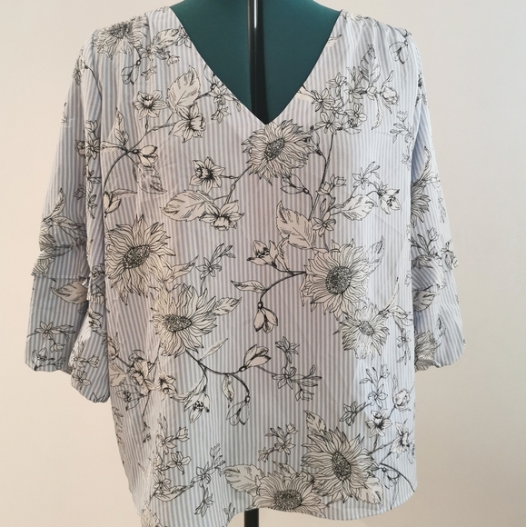 Floral top with ruffled crop sleeves - Picture 2 of 4